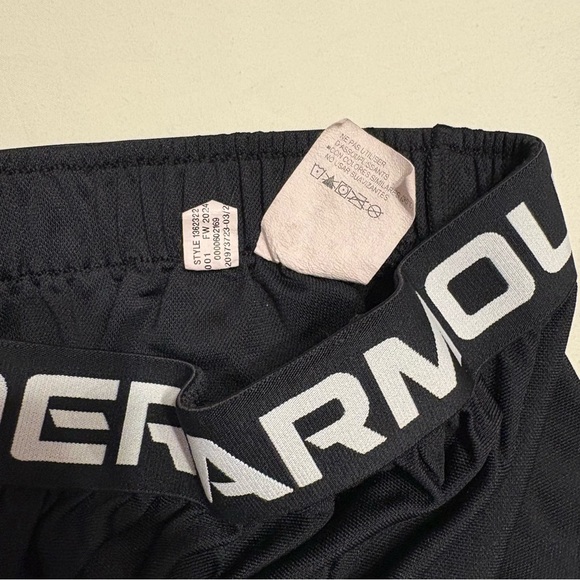 Under Armour clothing set Pink Athletic T-shirt and black and white shorts - Picture 11 of 12